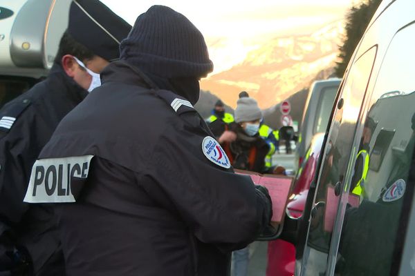 Contrôles aléatoires au col du Somport ce 26 décembre pour décourager les Français à aller skier en Espagne. 