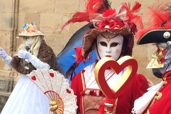 Les costumés prennent la pause dans les rues de Rosheim