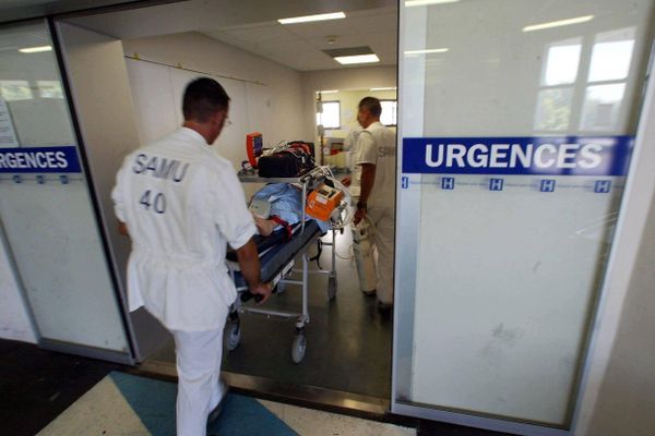 La régulation est renforcée durant l'été aux urgences de l'hôpital de Dax-Côte d'argent (40). Seules les urgences vitales sont prises en charge en fin de journée et la nuit.