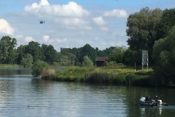 Un hélicoptère en renfort pour les brigadiers au sol et sur le fleuve. 