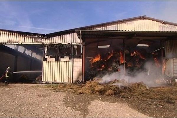 Le hangar agricole proie des flammes à Pusey