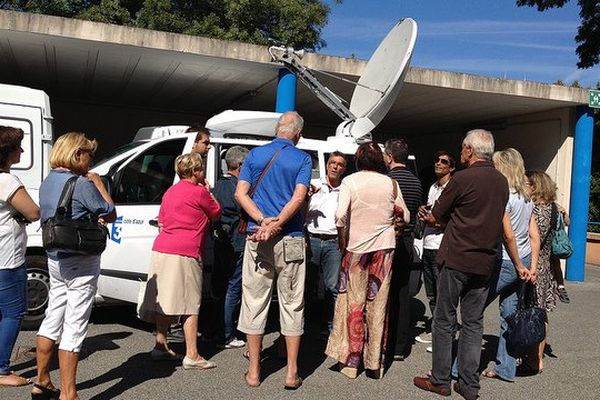 Jean Pappola, cadre technique, explique le fonctionnement de notre camion satellite qui permet d'assurer nos directs.