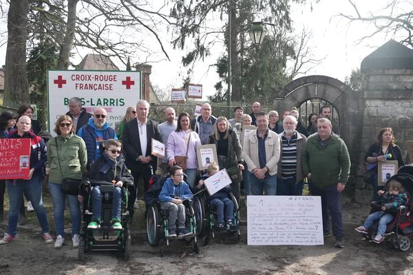 Des parents d'anciens patients du centre de médecine physique et de réadaptation pour enfants de Bois-Larris ont manifesté devant l'établissement, situé à Lamorlaye, dans l'Oise, samedi 16 mars 2024, un an après sa fermeture.