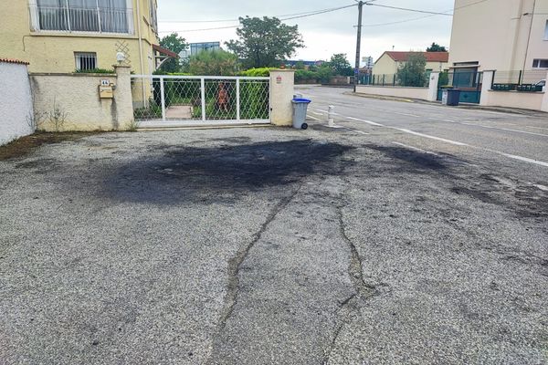 Près du lieu où a été retrouvée un jeune homme mort par balle (le 4e en 2 semaines), les traces d'un véhicule calciné encore visibles ce mercredi matin à Bourg-les-Valence. 24/5/23