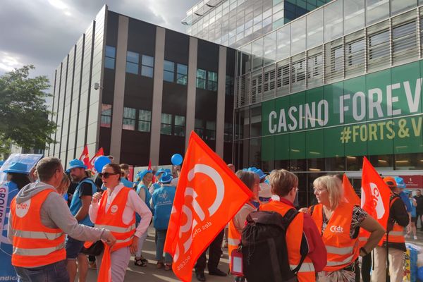 Des salariés du groupe Casino de toute la France se sont donnés rendez-vous devant le siège du géant de la distribution à Saint-Etienne (Loire). Ils s'inquiètent pour leur avenir.