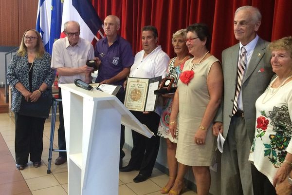 Présents, les descendants des justes honorés et Michel Ashe (à droite) l’un des enfants sauvés.