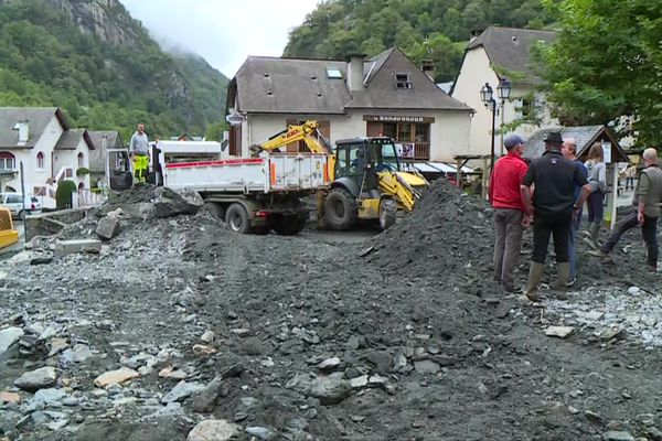 Des milliers de mètres cubes de cailloux ont recouvert le village d'Etsaut.