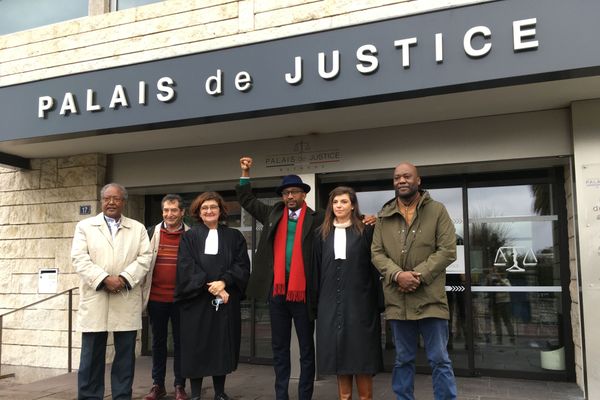 Karfa Diallo , le poing levé, à la sortie du palais de Justice de Bayonne