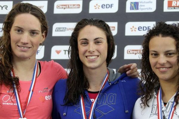 Anouchka Martin (à droite) complète le podium aux cotés de Camille Muffat (à gauche) et d'Anna Santamans la nouvelle championne de France du 50m nage libre.