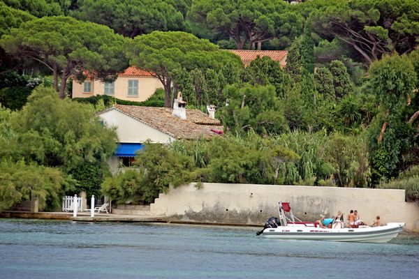 Une maison sans prétention, nichée dans la verdure : La Madrague, la demeure où a vécu et où vit toujours Brigitte Bardot.