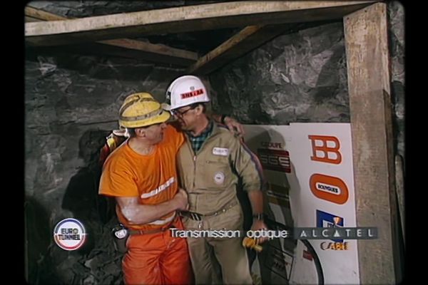 Philippe Cozette, ouvrier Français sur le chantier du tunnel sous la Manche, et son homologue britannique, Graham Fegg, font la jonction entre les parties creusées de part et d'autre, le 1er décembre 1990, à 12 heures, 12 minutes et 12 secondes précises.