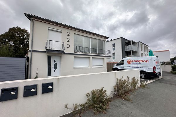 Deux hommes encagoulés ont surgi dans une maison à La Rochelle où se tenait une partie de poker et ont menacé l'organisateur pour se faire remettre l'argent, avant de lui tirer une balle dans la tête.