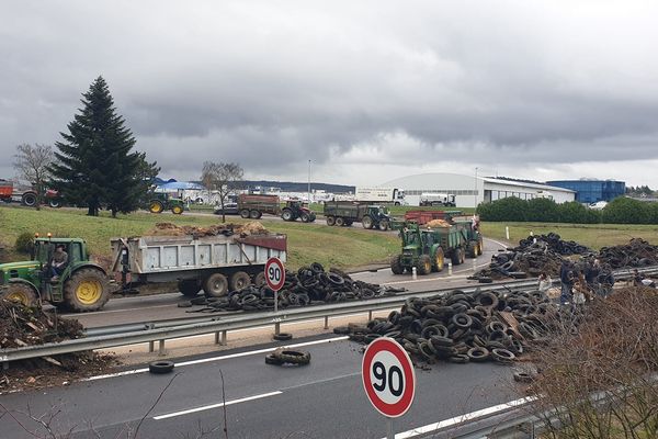 Des agriculteurs déversent tour à tour des bennes de déchets sur la RN19, le jeudi 25 janvier, à Vesoul en Haute-Saône.