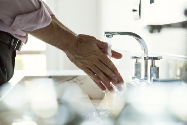 Ce mardi 15 octobre, c'est la journée mondiale du lavage de mains. Pour réduire la transmission de virus et limiter les infections comme la covid, la grippe, la gastro, ce geste barrière est essentiel. Pourquoi ? Et comment le faire efficacement ? Réponse par ici.