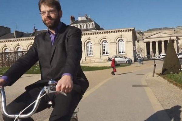 Rudy L'Orphelin à vélo devant la mairie de Caen, l'ouverture de la vidéo postée par "Le rassemblement écologiste et citoyen à Caen"