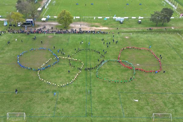 Plus de 500 jeunes footballeurs reconstituent les cinq anneaux des Jeux olympiques, à Brottes (Haute-Marne)