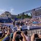 L’équipe masculine française de rugby à 7 célèbre sa médaille d'or avec le public, au Parc des Champions.