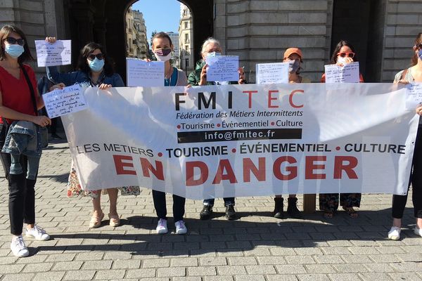 Rassemblement à Rennes. Une quinzaine d'intermittents du tourisme alertent sur leurs difficultés. 