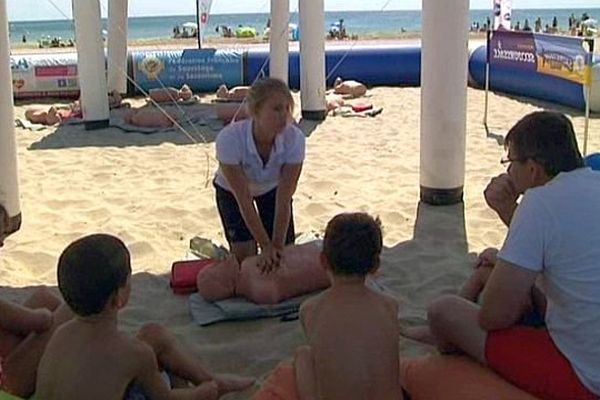 Marseillan (Hérault) - les secouristes montrent les gestes qui sauvent aux baigneurs et aux touristes - août 2014.