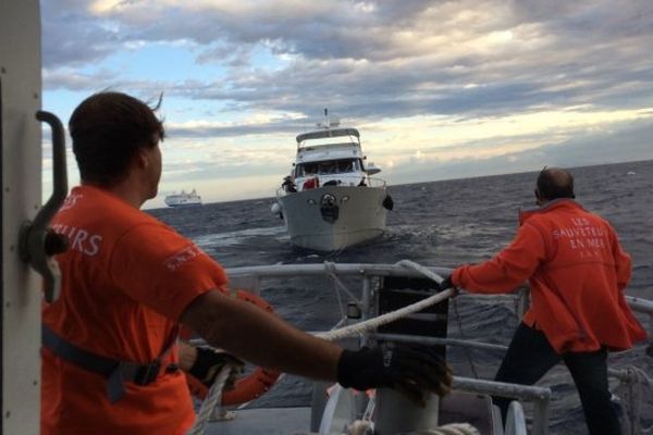 "JEEL", yatch de 25 mètres, remorqué par Les Sauveteurs en Mer devant le port de Bastia, ce lundi matin