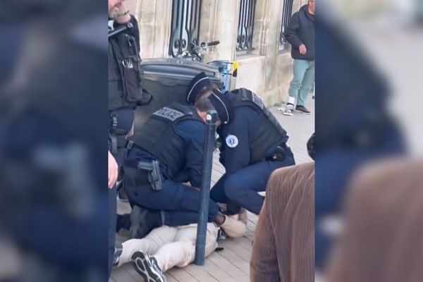 Un cycliste a été maintenu au sol par des policiers à Bordeaux, avant d'être emmené en garde à vue.