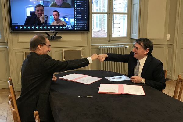 Philippe Robardey, Président de la CCI Toulouse Haute-Garonne et Laurent Granel, Président du Tribunal de Commerce de Toulouse ont signé une convention pour la prévention des difficultés en entreprises.