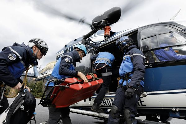 Les secours en montagne de Savoie expliquent que les accidents se sont multipliés ces derniers jours, en raison de la présence de neige "à plus de 2.000 mètres".