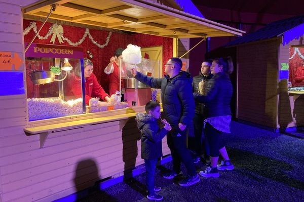 Arrêt au stand confiserie avant le spectacle, samedi 7 janvier, au cirque Borsberg à Caen.