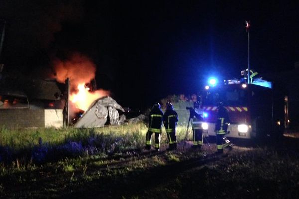 Le bâtiment a été la proie des flammes.