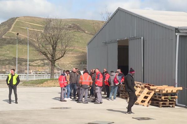 Plusieurs blocages et mobilisations ont lieu ce lundi 20 mars contre la réforme des retraites, comme ici avec le blocage de l'écluse de Reventin-Vaugris empêchant la navigation sur le Rhône.