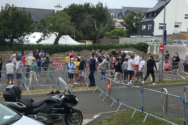 A Quiberon, file d'attente pour se faire tester 