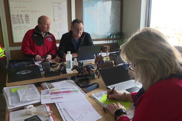 Pour les Pompiers de l'Urgence Internationale, le défi est d'abord logistique.