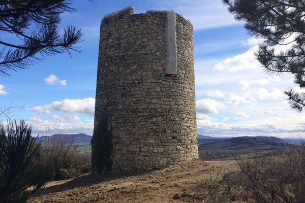 C'est sur cette ancienne tour à La Roche Blanche dans le Puy-de-Dôme qu'une antenne-relais de téléphonie mobile devrait voir le jour