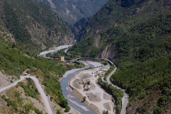 Le Var est un fleuve dont les crues font régulièrement d'importants dégâts dans les Alpes-Maritimes.