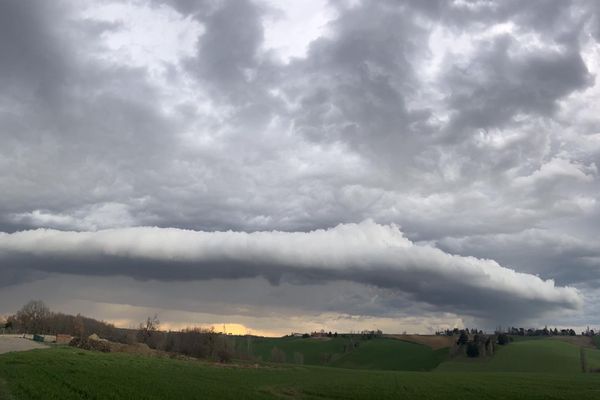 Avis d'orages en Occitanie lundi 13 mars 2023. Un phénomène météorologique impressionnant comme aperçu sur la commune de Montastruc en Haute-Garonne.