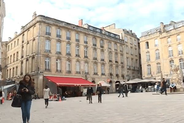 L'immeuble en question surplombe la place du Parlement en plein dans le cœur historique de Bordeaux. 