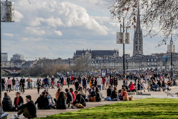 Des quais de Bordeaux pris d'assaut en ce jour ensoleillé de février 21. 