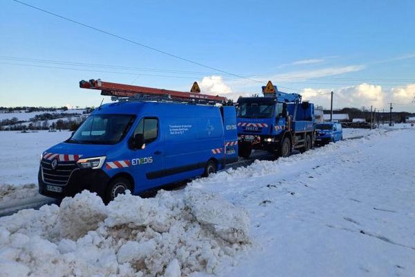 Des agents Enedis en intervention pour rétablir l'électricité en Normandie après la tempête Caetano