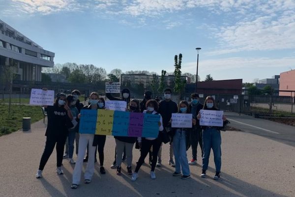 Les lycéens de Marc Bloch manifestent pour l'annulation des épreuves du Bac en présentiel