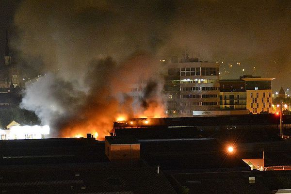 L'incendie du garage Opel de Rouen vu d'un appartement voisin 