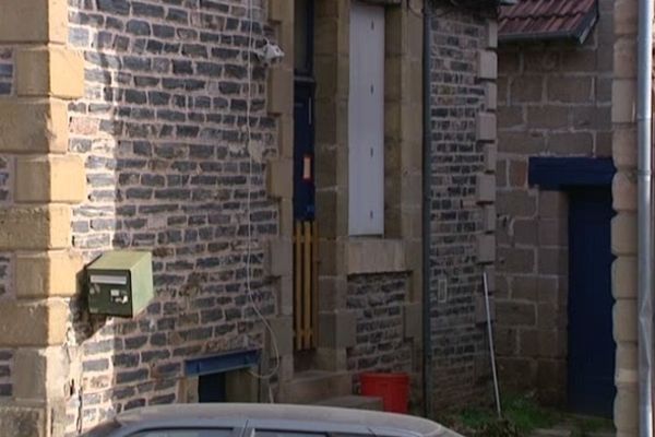 C'est dans cette maison que les coups de feu mortels ont retenti, en présence des trois enfants du couple.