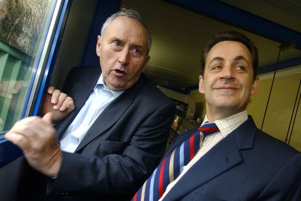 Pierre Papillaud, PDG du groupe Alma, en 2004 lors de la visite de l'usine de la Ferrière-Bochard dans l'Orne du ministre de l'économie Nicolas Sarkozy.