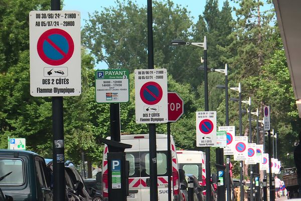 Au Havre, une succession de panneaux pour que les automobilistes n'oublient pas que le stationnement sera interdit avant le passage de la flamme olympique le 5 juillet