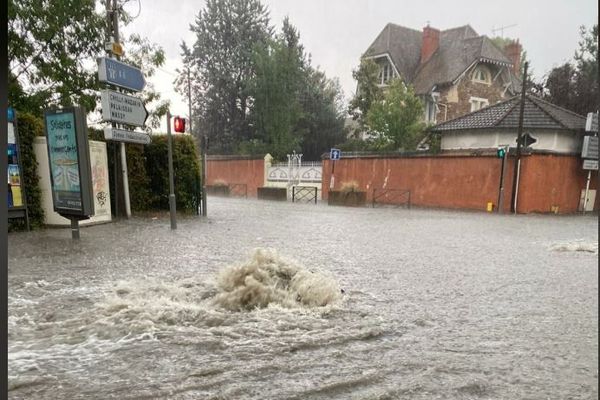 De fortes pluies ont inondé des rues de Lonjumeau en Essonne hier mardi 11 août.