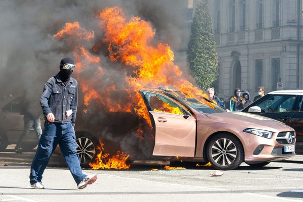 Au lendemain de la validation du texte de loi sur les retraites et de sa promulgation dans la nuit par le président de la république , Emmanuel Macron , ce samedi après midi 15 avril 2023 une manifestation régionale contre la réforme des retraites a lieu dans le centre ville de Rennes . De nombreux incidents ont été signalé la police a utilisé des gazs lacrymogènes et des canons à eaux pour disperser la foule .