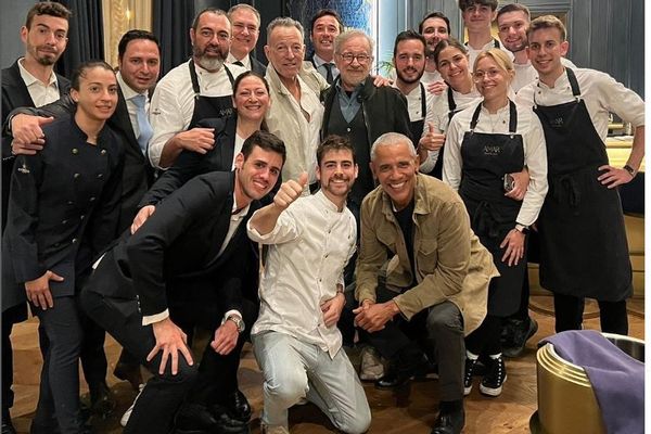 Le chef Rafa Zafra entouré de ses prestigieux convives et de l'équipe du restaurant Amar à Barcelone le 28 avril 2023.