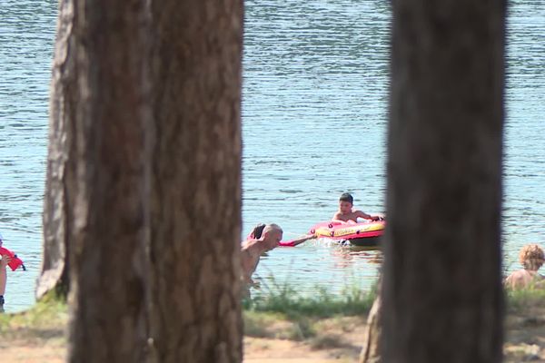 Il y avait beaucoup de monde en ce dimanche de canicule au bord du lac de Saint-Ferréol en Haute-Garonne.