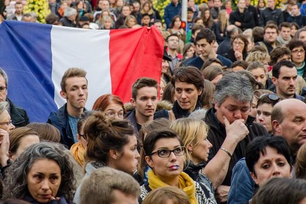 À Laval, hommage aux victimes des attentats survenus à Paris le 13 novembre 2015