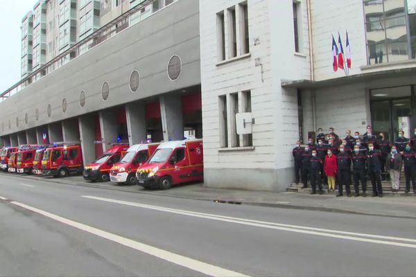 Les camions des pompiers de Poitiers prêts à quitter les locaux de l'ancienne caserne de Pont-Achard pour rejoindre leurs nouveaux bâtiments.