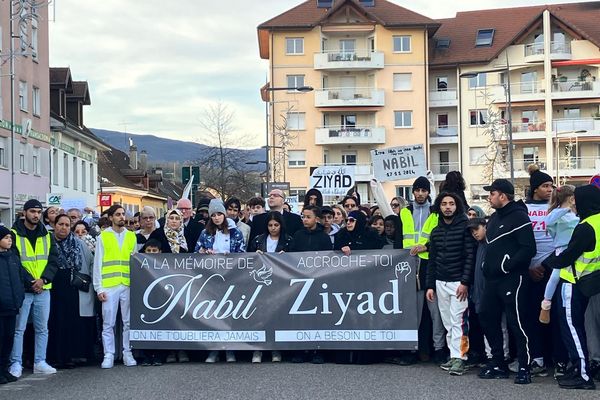 Une marche blanche en hommage à Nabil, jeune homme de 20 ans tué par balle à Rumilly (Haute-Savoie) le 17 novembre dernier, a été organisée ce dimanche 24 novembre.